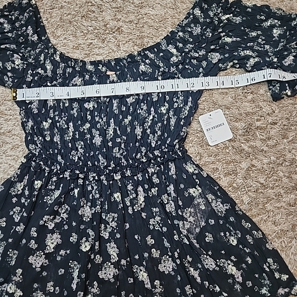 FREE PEOPLE Women’s Black Floral Smocked Short Sleeve Off The Shoulder Top Sz S - Picture 9 of 11